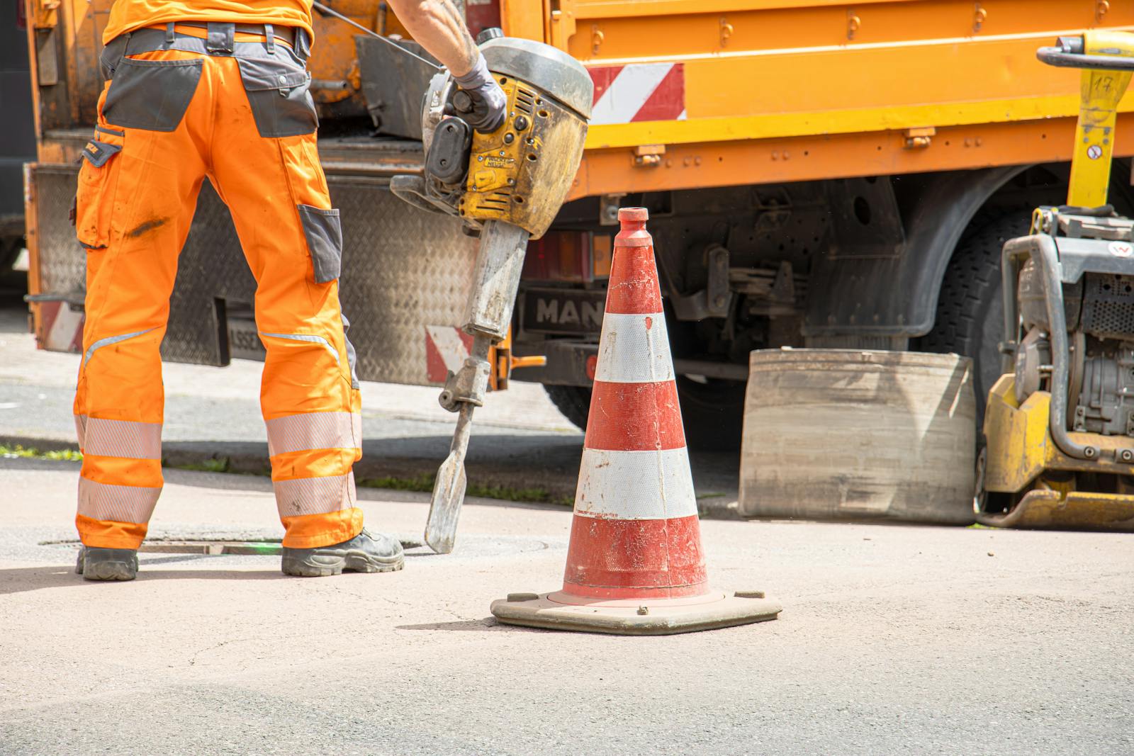 Kapaklı konut projesinde jackhammer ile kontrollü beton kırım